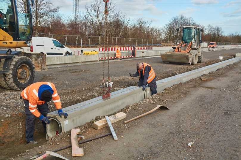 Der Einbau der Betonfertigteile funktionierte reibungslos. | Foto: Hans Rinniger u. Sohn GmbH u. Co. KG Der Einbau der Betonfertigteile funktionierte reibungslos. | Foto: Hans Rinniger u. Sohn GmbH u. Co. KG