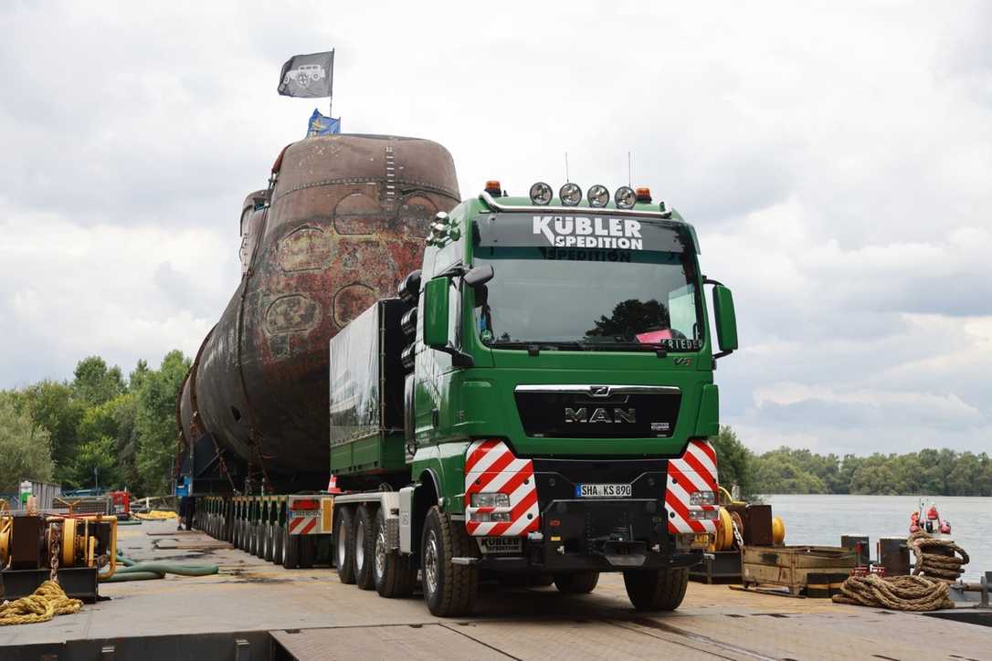 Schwertransport: Spektakuläre U-Boot-Fahrt mit einem MAN TGX nach Sinsheim Schwertransport: Spektakuläre U-Boot-Fahrt mit einem MAN TGX nach Sinsheim