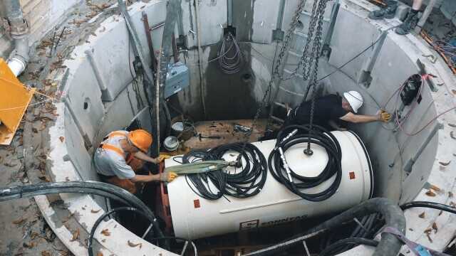 Präzisionseinbau der Vortriebsmaschine in dem Startschacht. | Foto: SWO Netz GmbH Präzisionseinbau der Vortriebsmaschine in dem Startschacht. | Foto: SWO Netz GmbH