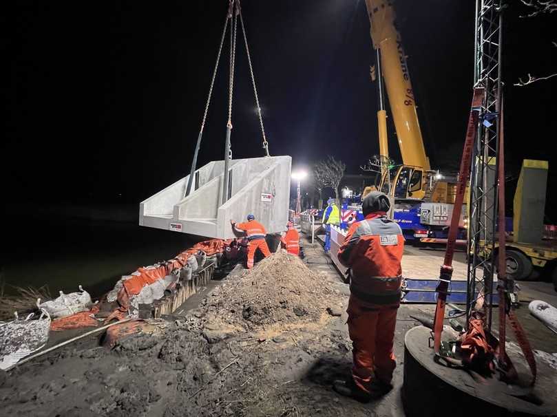 Das 40 Tonnen schwere Einlaufbauwerk beim nächtlichen versetzen mit einem 200-Tonnen-Autokran. | Foto: Rohrsanierung Jensen Das 40 Tonnen schwere Einlaufbauwerk beim nächtlichen versetzen mit einem 200-Tonnen-Autokran. | Foto: Rohrsanierung Jensen