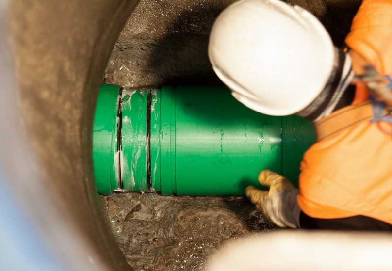 Beim TIP-Verfahren werden die einzelnen Rohrstränge vorzugsweise von Schacht zu Schacht eingebaut. Dies ermöglicht eine Vortriebsgeschwindigkeit von bis zu 25 Meter pro Stunde. | Foto: Sanierungstechnik Dommel GmbH Beim TIP-Verfahren werden die einzelnen Rohrstränge vorzugsweise von Schacht zu Schacht eingebaut. Dies ermöglicht eine Vortriebsgeschwindigkeit von bis zu 25 Meter pro Stunde. | Foto: Sanierungstechnik Dommel GmbH