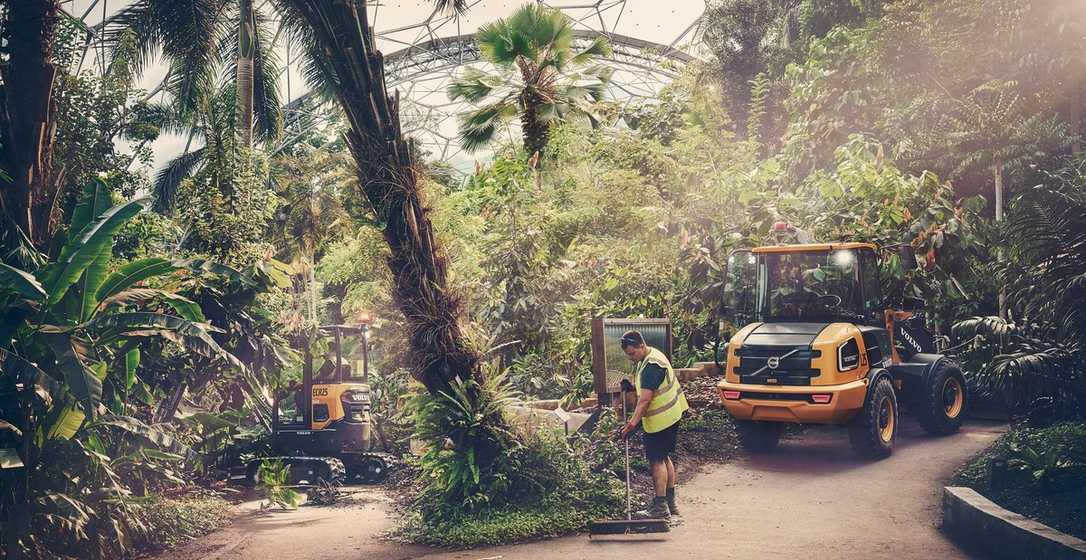 Beim „Eden Project“ in Cornwall kamen e-Baumaschinen von Volvo zum Einsatz Beim „Eden Project“ in Cornwall kamen e-Baumaschinen von Volvo zum Einsatz