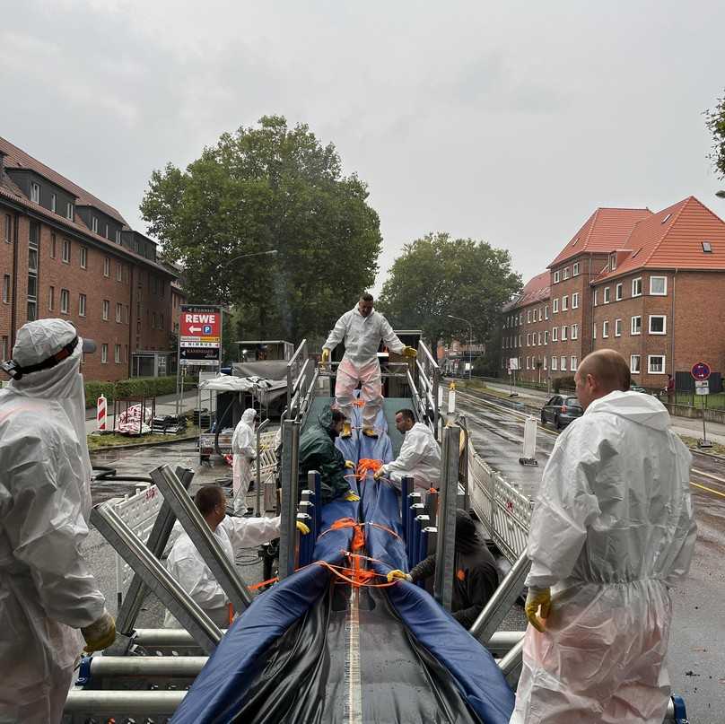 Für den Einzug wurde der Liner auf ein minimales Maß zusammengefaltet. | Foto: Entsorgungsbetriebe Lübeck Für den Einzug wurde der Liner auf ein minimales Maß zusammengefaltet. | Foto: Entsorgungsbetriebe Lübeck