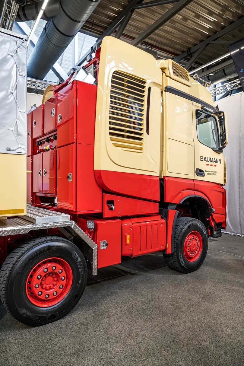 Stauboxen: Auf der Beifahrerseite befinden sich neben der Abgasbox ein Staukasten und ein Frischwassertank mit Wasserhahn. | Foto: Daimler Truck AG Stauboxen: Auf der Beifahrerseite befinden sich neben der Abgasbox ein Staukasten und ein Frischwassertank mit Wasserhahn. | Foto: Daimler Truck AG