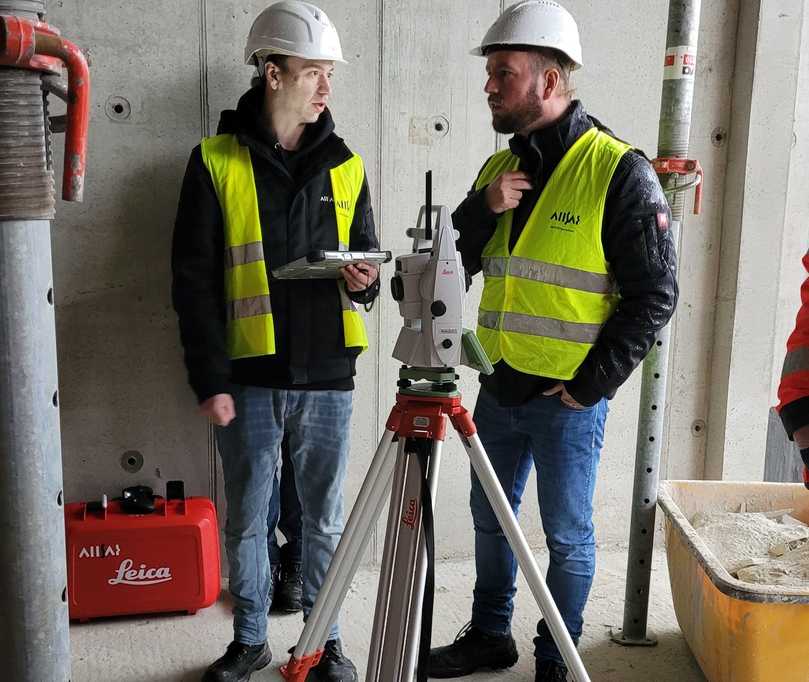Max Beckmann (l.) und Hans Roth von Allsat präsentieren den HP SitePrint: Zusammen mit der Leica-Totalstation lässt sich HP SitePrint über einen Touchscreen steuern. | Foto: B_I/bb Max Beckmann (l.) und Hans Roth von Allsat präsentieren den HP SitePrint: Zusammen mit der Leica-Totalstation lässt sich HP SitePrint über einen Touchscreen steuern. | Foto: B_I/bb