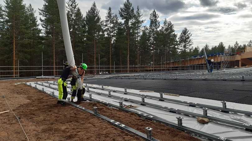 Zusammen mit Dachsubstrat wird auch vormals abgetragener Waldboden verwendet, um den darin enthaltenen Samen zu nutzen. | Foto: MATTAK AS Zusammen mit Dachsubstrat wird auch vormals abgetragener Waldboden verwendet, um den darin enthaltenen Samen zu nutzen. | Foto: MATTAK AS