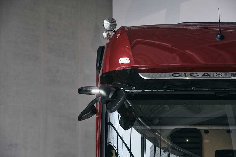 Dank verkürzter Kameraarme ragt die Mirror-Cam nicht mehr über den Rampenspiegel hinaus. | Foto: Mercedes-Benz Trucks Dank verkürzter Kameraarme ragt die Mirror-Cam nicht mehr über den Rampenspiegel hinaus. | Foto: Mercedes-Benz Trucks