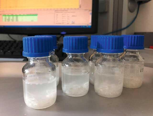 Um das Monomer zu extrahieren, wird die Probe zerkleinert und in Dichlormethan gelöst. Um das Monomer zu extrahieren, wird die Probe zerkleinert und in Dichlormethan gelöst.