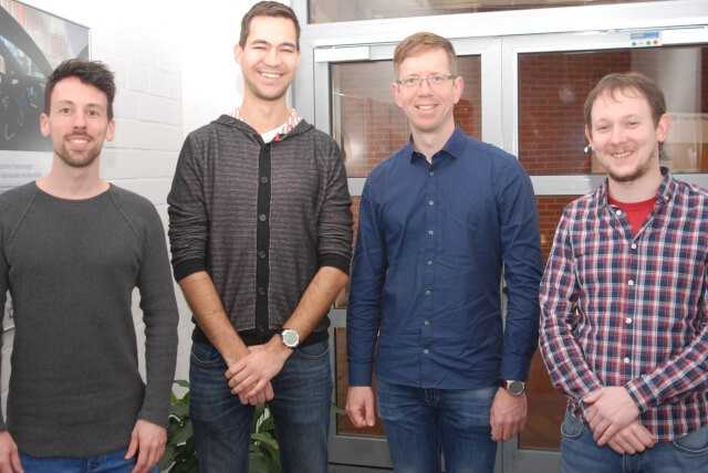 Dr. Tobias Bruckmann (zweiter von rechts) und sein Team forschen und entwickeln Seilroboter. Von links: Roland Boumann, Robin Heidel und Patrik Lemmen. | Foto: B_I/B. Stahn Dr. Tobias Bruckmann (zweiter von rechts) und sein Team forschen und entwickeln Seilroboter. Von links: Roland Boumann, Robin Heidel und Patrik Lemmen. | Foto: B_I/B. Stahn