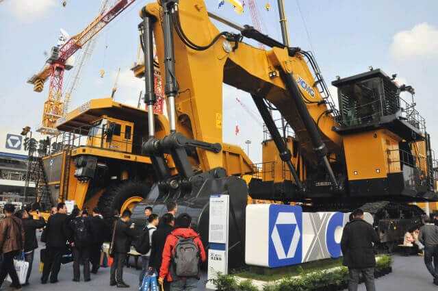 Ein bisschen fühlte man sich an den Liebherr-Messestand auf der Bauma in München erinnert. XCMG zeigte, wir können das auch. Ein riesiger Dumptruck mit zugehörigem Miningbagger unterstreicht die Ambitionen des großen chinesischen Herstellers. | Foto: bi-Gr