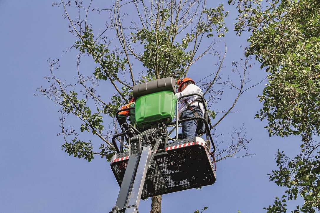 Selbstfahrende Arbeitsbühne Leguan 135 Neo im Praxiseinsatz mit Kommentar. Selbstfahrende Arbeitsbühne Leguan 135 Neo im Praxiseinsatz mit Kommentar.