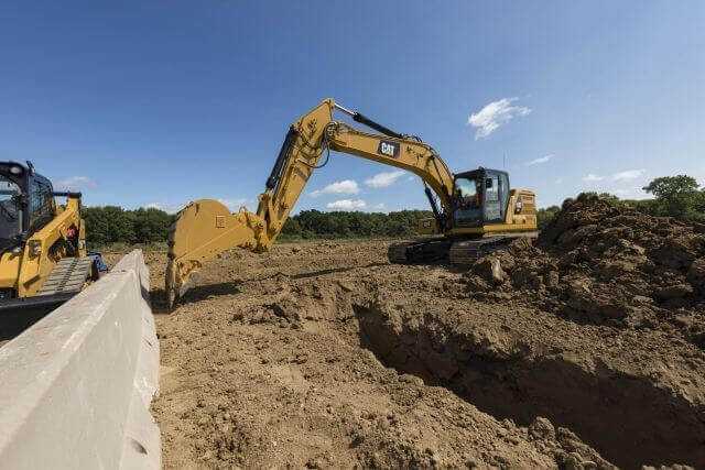 Der neue Cat 320 verspricht hochproduktives, aber verbrauchsarmes Arbeiten. Beim Gräben ziehen und Planien erstellen hilft die ab Werk integrierte 2D-Baggersteuerung mit so sinnvollen Funktionen wie der elektronischen Schwenkbegrenzung (E-Fence). | Foto: Caterpillar Der neue Cat 320 verspricht hochproduktives, aber verbrauchsarmes Arbeiten. Beim Gräben ziehen und Planien erstellen hilft die ab Werk integrierte 2D-Baggersteuerung mit so sinnvollen Funktionen wie der elektronischen Schwenkbegrenzung (E-Fence). | Foto: Caterpillar