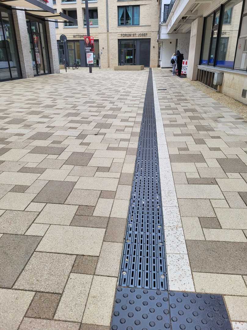 Der Anschluss der Bircosir Blindenleitabdeckung an das bestehende Aufmerksamkeitsfeld mit Noppen aus Beton gelingt nahtlos. | Foto: Birco