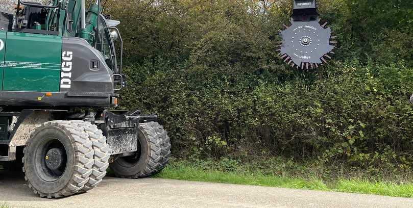 Die Wall- und Heckenschere Cutwheel arbeitet in zwei Richtungen und kann sowohl schneiden als auch sägen. Am Baggerarm kann das Anbaugerät in einer Höhe von acht bis zehn Metern arbeiten und ersetzt den Hubsteiger. | Foto: Holp Die Wall- und Heckenschere Cutwheel arbeitet in zwei Richtungen und kann sowohl schneiden als auch sägen. Am Baggerarm kann das Anbaugerät in einer Höhe von acht bis zehn Metern arbeiten und ersetzt den Hubsteiger. | Foto: Holp