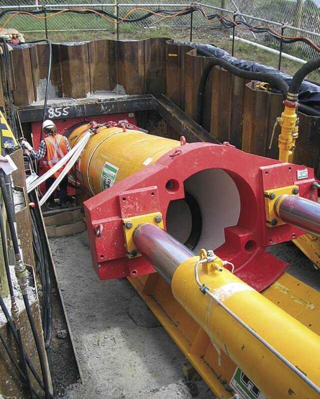 Abb. 3: Möglicher Einsatz des Easy Pipe Verfahrens aus einer oberflächennahen Baugrube heraus (Foto zeigt konventionellen Rohrvortrieb). Abb. 3: Möglicher Einsatz des Easy Pipe Verfahrens aus einer oberflächennahen Baugrube heraus (Foto zeigt konventionellen Rohrvortrieb).