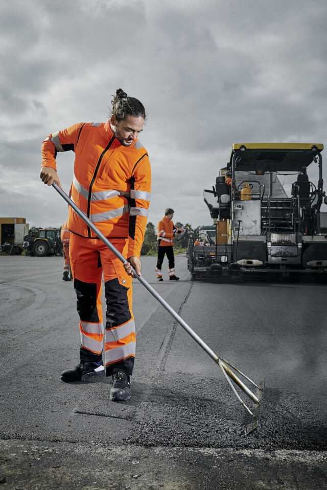 Auch die neuartige, diagonale Reflexstreifenführung macht die Safety zum Hingucker. | Fotos: F. Engel Auch die neuartige, diagonale Reflexstreifenführung macht die Safety zum Hingucker. | Fotos: F. Engel