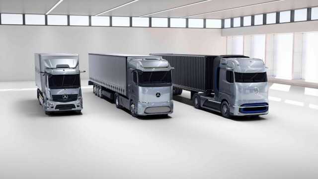 Die Elektrifizierung der Schwer-Lkw fußt bei Daimler auf wasserstoffbasierte Brennstoffzellen-Lkw (rechts im Bild) sowie rein elektrisch betriebene Mercedes-Benz eActros Long Haul für 500 km Reichweite (Mitte) und den Mercedes-Benz eActros für den schweren urbanen Verteilerverkehr für 200 km und mehr Reichweite (links im Bild). Die Elektrifizierung der Schwer-Lkw fußt bei Daimler auf wasserstoffbasierte Brennstoffzellen-Lkw (rechts im Bild) sowie rein elektrisch betriebene Mercedes-Benz eActros Long Haul für 500 km Reichweite (Mitte) und den Mercedes-Benz eActros für den schweren urbanen Verteilerverkehr für 200 km und mehr Reichweite (links im Bild).