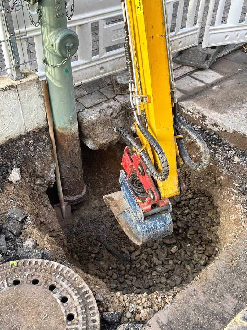 Auskoffern der Grube am Hydranten: Markus Kocheise setzt Lehnhoff-Löffel verschiedenster Breiten ein. | Foto: Markus Kocheise Auskoffern der Grube am Hydranten: Markus Kocheise setzt Lehnhoff-Löffel verschiedenster Breiten ein. | Foto: Markus Kocheise