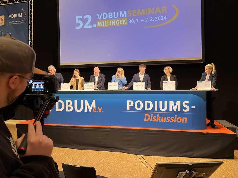 Podiumsdiskussion zum Fachkräftemangel: Moderatorin Alexandra von Lingen (r.) sprach dazu mit (v.l.n.r.) VDBUM-Präsident Peter Guttenberger, Dr. Tina Müller (TLGG-Denkfabrik), Dr. Volker Müller (Unternehmerverbände Niedersachsen), Barbara Hagedorn (Unternehmensgruppe Hagedorn), Florian Semmler (mediapool) und Nadine Hellmold (Co-Check). | Foto: VDBUM Podiumsdiskussion zum Fachkräftemangel: Moderatorin Alexandra von Lingen (r.) sprach dazu mit (v.l.n.r.) VDBUM-Präsident Peter Guttenberger, Dr. Tina Müller (TLGG-Denkfabrik), Dr. Volker Müller (Unternehmerverbände Niedersachsen), Barbara Hagedorn (Unternehmensgruppe Hagedorn), Florian Semmler (mediapool) und Nadine Hellmold (Co-Check). | Foto: VDBUM