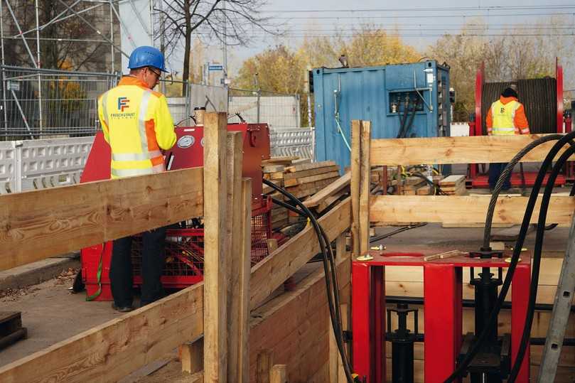 Vorsatzrahmen in der Zielbaugrube mit Hydraulikzylinder | Foto: IBAK Vorsatzrahmen in der Zielbaugrube mit Hydraulikzylinder | Foto: IBAK
