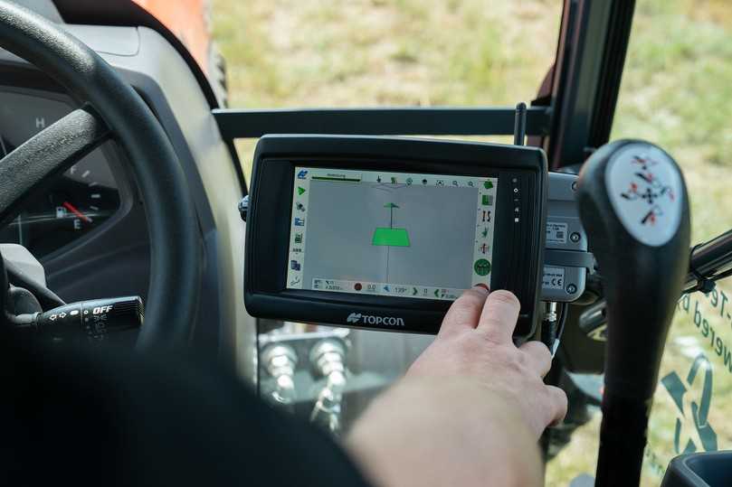 Der Fahrer programmiert den im Kompakttraktor integrierten Lenkcontroller über die seitlich positionierte Touchscreen-Bedienkonsole. | Foto: BH Der Fahrer programmiert den im Kompakttraktor integrierten Lenkcontroller über die seitlich positionierte Touchscreen-Bedienkonsole. | Foto: BH