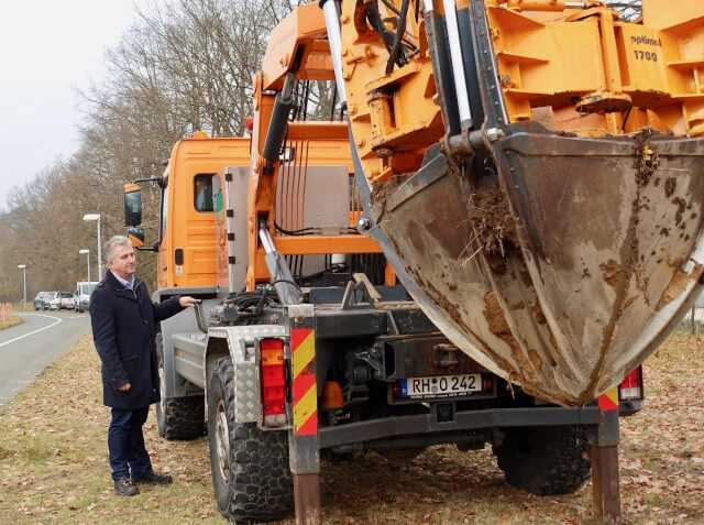 Steins 1. Bürgermeister Kurt Krömer bedient die Rundspatenmaschine Optimal 1700 von Opitz international zur Pflanzung des letzten Baumes. | Fotos: BI/Bauer Steins 1. Bürgermeister Kurt Krömer bedient die Rundspatenmaschine Optimal 1700 von Opitz international zur Pflanzung des letzten Baumes. | Fotos: BI/Bauer