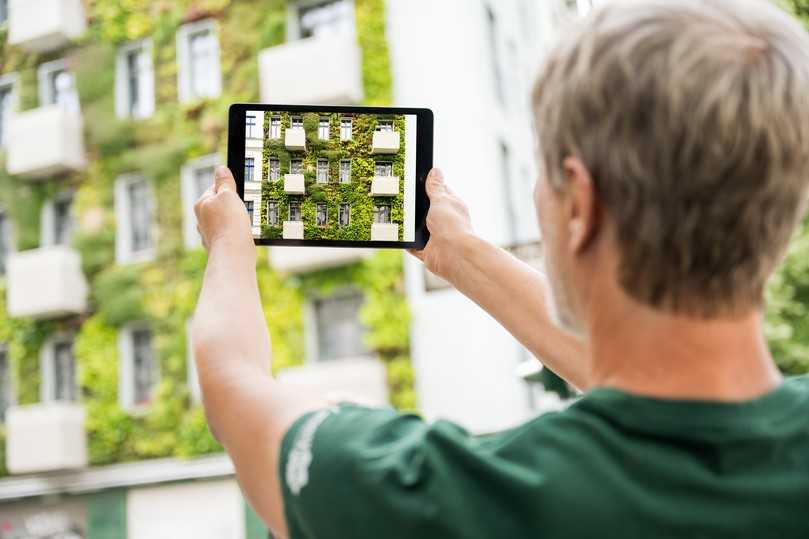 Stefan Pfeiffer dokumentiert den Zustand der Living-Wall | Foto: Timo Lutz – Team für Industriefotografie Stefan Pfeiffer dokumentiert den Zustand der Living-Wall | Foto: Timo Lutz – Team für Industriefotografie