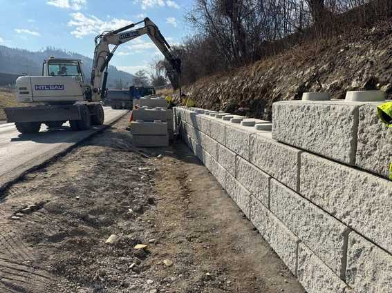 Beton-Fertigteile schaffen Platz für Rad- und Gehweg