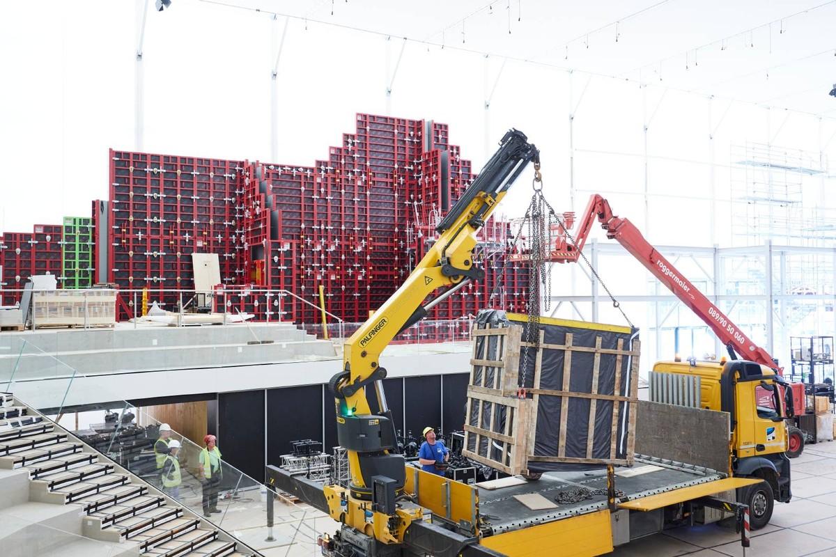 Der Aufbau der unterschiedlichen Schalungen und Gerüste im Peri-Zelt ist hochaufwändig. | Foto: Messe München