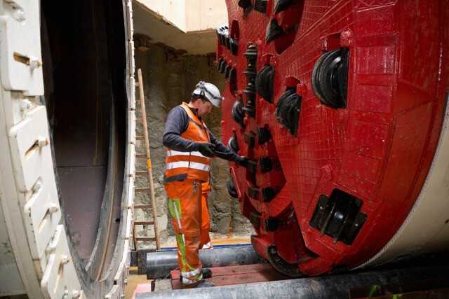 Der Bohrkopf in der Schildwiege wird gecheckt. | Foto: Sonntag Baugesellschaft mbH & Co. KG Der Bohrkopf in der Schildwiege wird gecheckt. | Foto: Sonntag Baugesellschaft mbH & Co. KG