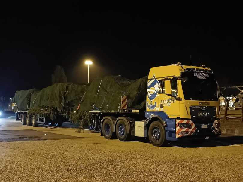 Die nagelneue MAN TGS 26.540 6X2/4 Zugmaschine beim Spezialtransport für eine 30-Meter-Tanne: Den Weg nach Rom musste der Transport nachts zurücklegen. | Foto: MAN Die nagelneue MAN TGS 26.540 6X2/4 Zugmaschine beim Spezialtransport für eine 30-Meter-Tanne: Den Weg nach Rom musste der Transport nachts zurücklegen. | Foto: MAN