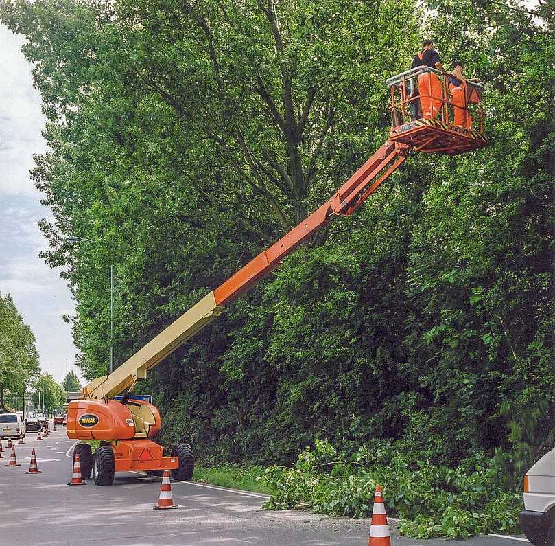 Mit Gelenkteleskopbühnen lassen sich Hindernisse dank des Extragelenks leicht und sicher überwinden. | Foto: Riwal Mit Gelenkteleskopbühnen lassen sich Hindernisse dank des Extragelenks leicht und sicher überwinden. | Foto: Riwal