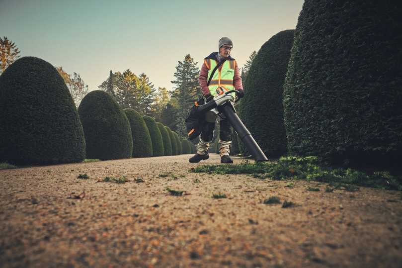 Landschaftsgärtner, Mitarbeiter in Kommunen und Hausmeisterdienste können mit dem neuen Akku-Saughäcksler SHA 140 Laub, Grünschnitt und Schmutz aufsammeln und kleinhäckseln. | Foto: Stihl Landschaftsgärtner, Mitarbeiter in Kommunen und Hausmeisterdienste können mit dem neuen Akku-Saughäcksler SHA 140 Laub, Grünschnitt und Schmutz aufsammeln und kleinhäckseln. | Foto: Stihl