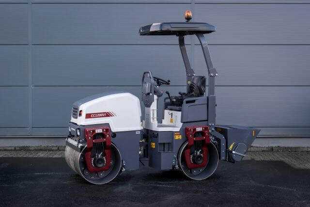 Gute Übersicht und kompakte Abmessungen zeichnen die neue CC1200-Tandemwalze aus. Der Fahrersitz ist jetzt niedriger, komfortabler und auf Wunsch auch verstell- und heizbar. | Foto: Dynapac Gute Übersicht und kompakte Abmessungen zeichnen die neue CC1200-Tandemwalze aus. Der Fahrersitz ist jetzt niedriger, komfortabler und auf Wunsch auch verstell- und heizbar. | Foto: Dynapac