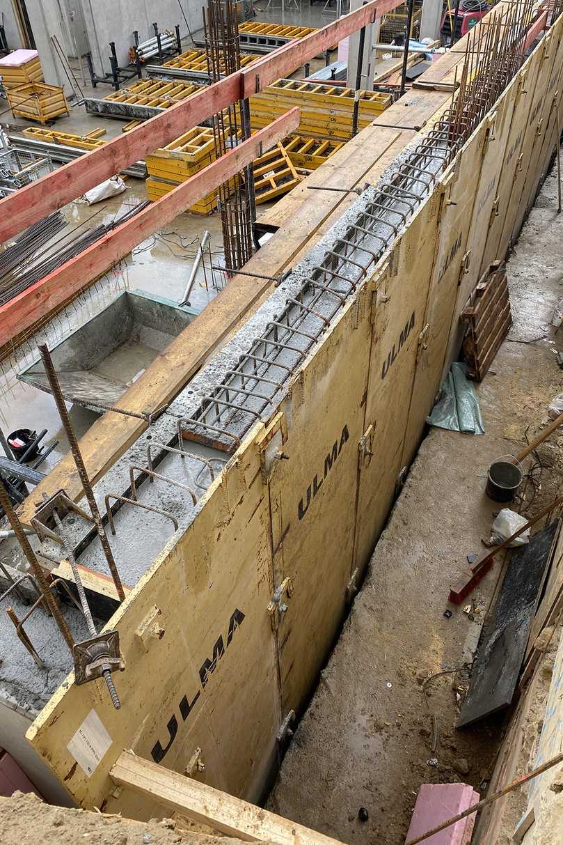 Nur eine Handbreit Platz steht als Arbeitsraum zwischen der Baugrube und der Außenkante der Wand zur Verfügung. | Foto: Ulma Construction GmbH Nur eine Handbreit Platz steht als Arbeitsraum zwischen der Baugrube und der Außenkante der Wand zur Verfügung. | Foto: Ulma Construction GmbH