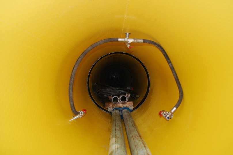 Blick durch das Bentonitschmierrohr in den Rohrstrang. Der Connector mit Dichtfunktion sorgt für den lückenlosen Korrosionsschutz ohne Schweißarbeiten an der Innenauskleidung. | Foto: B_I/zu Eulenburg Blick durch das Bentonitschmierrohr in den Rohrstrang. Der Connector mit Dichtfunktion sorgt für den lückenlosen Korrosionsschutz ohne Schweißarbeiten an der Innenauskleidung. | Foto: B_I/zu Eulenburg