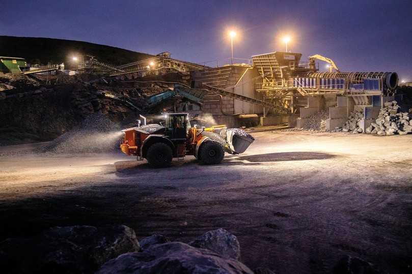 Sicheres Arbeiten mit dem Hitachi ZW310-7 ist auch bei Dunkelheit gewährleistet: Acht LED-Arbeitsscheinwerfer leuchten den Arbeitsbereich aus. | Foto: HCME Sicheres Arbeiten mit dem Hitachi ZW310-7 ist auch bei Dunkelheit gewährleistet: Acht LED-Arbeitsscheinwerfer leuchten den Arbeitsbereich aus. | Foto: HCME