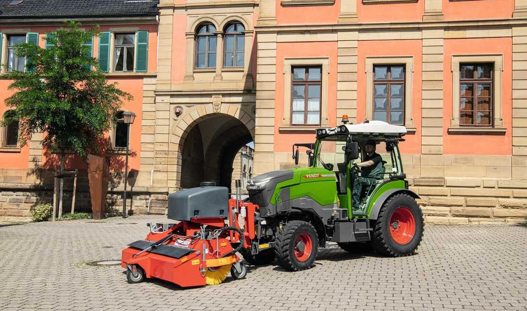 Fendt mit neuem E-Traktor fĂŒr Kommunen und GewĂ€chshĂ€user Fendt mit neuem E-Traktor fĂŒr Kommunen und GewĂ€chshĂ€user