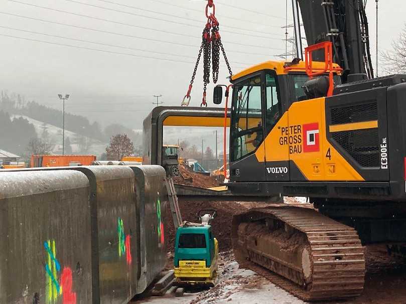 Die 11,2 Tonnen schweren Elemente wurden mit einem 60-Tonnen-Bagger auf der Baustelle bewegt. | Foto: Beton Müller Die 11,2 Tonnen schweren Elemente wurden mit einem 60-Tonnen-Bagger auf der Baustelle bewegt. | Foto: Beton Müller