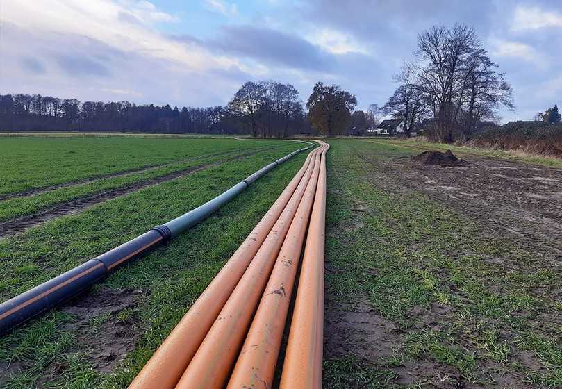 Die vorhandenen PVC-Rohre wurden durch besonders widerstandsfähige PE RC Abwasserdruckleitungen der Simona AG ersetzt. Während der Tiefbauarbeiten wurde das Abwasser durch eine Bypassleitung aus PE (links im Bild) übergeleitet. | Foto: Sanierungstechnik Dommel GmbH Die vorhandenen PVC-Rohre wurden durch besonders widerstandsfähige PE RC Abwasserdruckleitungen der Simona AG ersetzt. Während der Tiefbauarbeiten wurde das Abwasser durch eine Bypassleitung aus PE (links im Bild) übergeleitet. | Foto: Sanierungstechnik Dommel GmbH