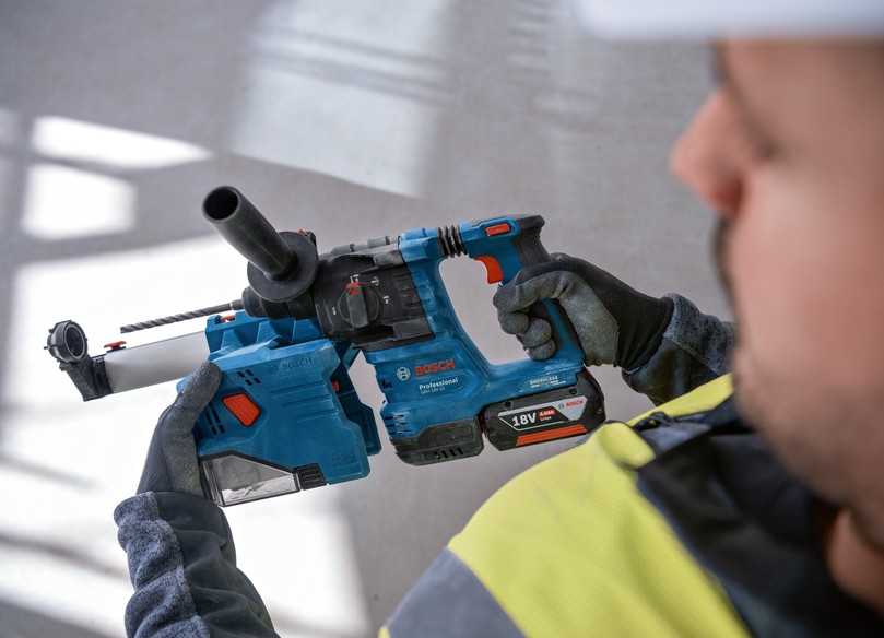 Die neue Staubabsaugung GDE 18V-12 Professional lässt sich einfach an den Akku-Bohrhammer anklicken. | Foto: Bosch Power Tools Die neue Staubabsaugung GDE 18V-12 Professional lässt sich einfach an den Akku-Bohrhammer anklicken. | Foto: Bosch Power Tools