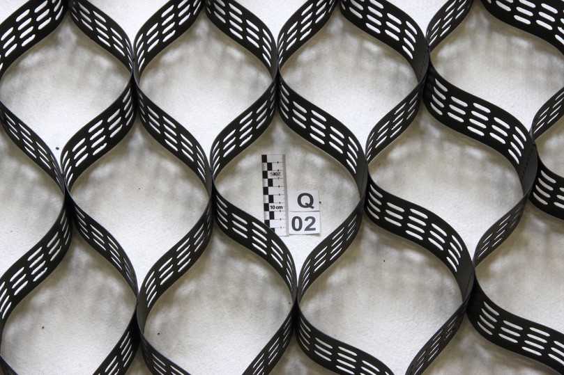 Bild 7: Geozelle (GCE): PE-HD, dreidimensionale Wabenstruktur, gelocht, Höhe 75 mm, verschweißt | Foto: SKZ-Testing GmbH Würzburg Bild 7: Geozelle (GCE): PE-HD, dreidimensionale Wabenstruktur, gelocht, Höhe 75 mm, verschweißt | Foto: SKZ-Testing GmbH Würzburg