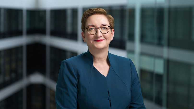 "Die Kassandrarufe, die sich schon bei den Fertigstellungszahlen für 2022 nicht bewahrheitet haben, werden es auch weiter nicht tun." Bundesbauministerin Klara Geywitz in einem Pressestatement vom 23. Mai 2023. | Foto: BMWBS "Die Kassandrarufe, die sich schon bei den Fertigstellungszahlen für 2022 nicht bewahrheitet haben, werden es auch weiter nicht tun." Bundesbauministerin Klara Geywitz in einem Pressestatement vom 23. Mai 2023. | Foto: BMWBS