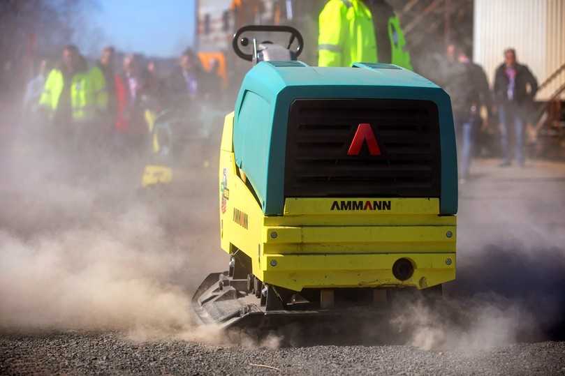 Die APH 85/95 entwickelt in seiner Gewichtsklasse (740 kg) mit maximal 85 kN Zentrifugalkraft und 52Hz Vibrationsfrequenz die höchste Wuchtkraft auf dem Markt. | Foto: Ammann Die APH 85/95 entwickelt in seiner Gewichtsklasse (740 kg) mit maximal 85 kN Zentrifugalkraft und 52Hz Vibrationsfrequenz die höchste Wuchtkraft auf dem Markt. | Foto: Ammann