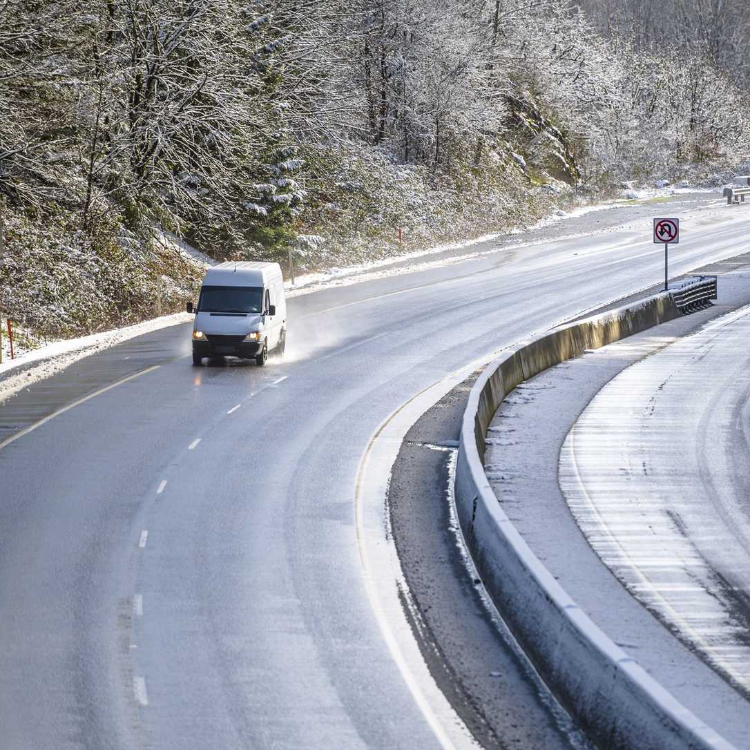 Mit dem Transporter im Winter unterwegs: Was ist bei Rutschgefahr zu beachten Mit dem Transporter im Winter unterwegs: Was ist bei Rutschgefahr zu beachten