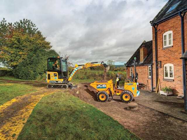 Arbeiten im Team: JCB’s elektrischer Minibagger 19C-1E und der batteriebetriebene Baustellendumper 1TE senken die Lärm- und Abgasbelastung bei voller Produktivität. | Fotos: JCB Arbeiten im Team: JCB’s elektrischer Minibagger 19C-1E und der batteriebetriebene Baustellendumper 1TE senken die Lärm- und Abgasbelastung bei voller Produktivität. | Fotos: JCB
