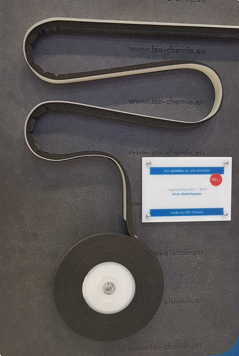 Iso-Chemie präsentierte auf der BAU das neue Fugendichtband „Iso-Membra SX Fix Edition“ mit direkter Klebefläche. | Foto: B_I/bb Iso-Chemie präsentierte auf der BAU das neue Fugendichtband „Iso-Membra SX Fix Edition“ mit direkter Klebefläche. | Foto: B_I/bb
