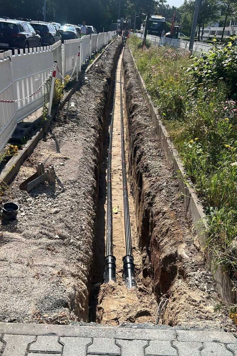 Bei Straßenquerungen wurden vorab Leerrohre eingezogen, um die Leitungen dauerhaft zu schützen. | Foto: Ernst und Ludwig Langguth Bei Straßenquerungen wurden vorab Leerrohre eingezogen, um die Leitungen dauerhaft zu schützen. | Foto: Ernst und Ludwig Langguth