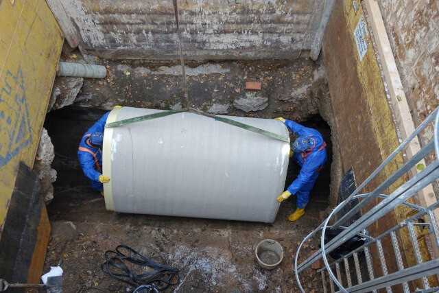 Die bis zum 2,35 m langen GFK-Rohre werden in die 5,50 m tiefe Baugrube auf dem Klärwerksgelände heruntergelassen. Die bis zum 2,35 m langen GFK-Rohre werden in die 5,50 m tiefe Baugrube auf dem Klärwerksgelände heruntergelassen.