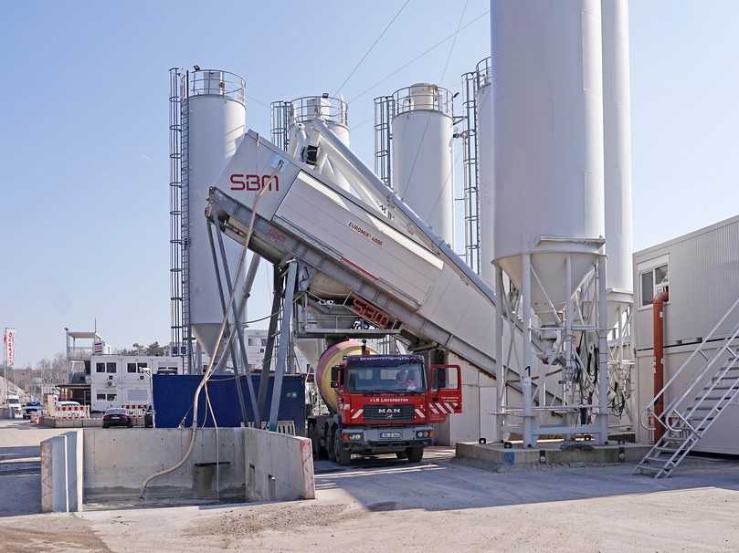 Die großzügig bemessene Mischerabfertigung der SBM Euromix 4000 beschleunigt die Lieferlogistik in Stoßzeiten. | Foto: SBM Mineral Processing Die großzügig bemessene Mischerabfertigung der SBM Euromix 4000 beschleunigt die Lieferlogistik in Stoßzeiten. | Foto: SBM Mineral Processing